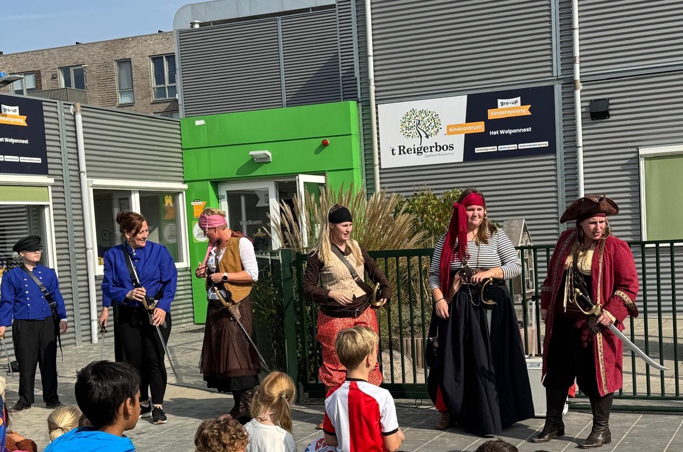 Piraten op het plein.jpg